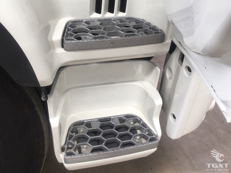 Xe Tải Hino 13 Tấn 3 Chân Chở Gia Cầm