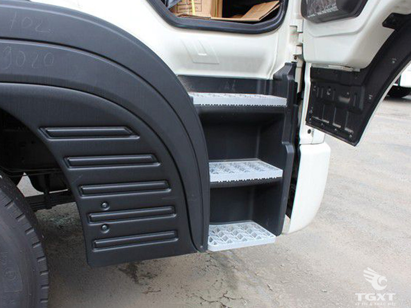 Xe Tải Hyundai HD320 4 Chân 15 Tấn Gắn Cẩu Ferrari 8 Tấn 4 Khúc