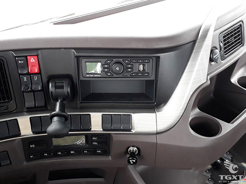 Xe Tải Chenglong LZ1310 Thùng Bạt 18 Tấn Cabin H7