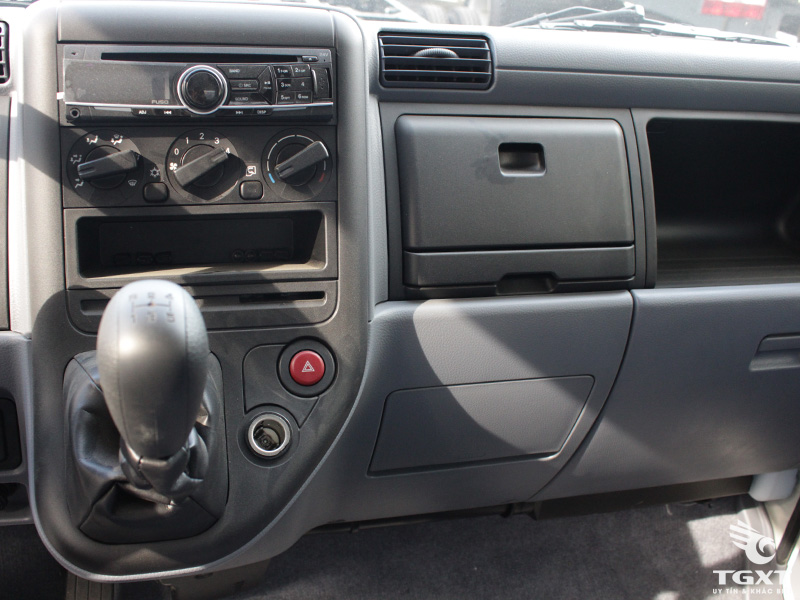 Xe Tải Fuso Canter 4.7LW 1.9 Tấn Thùng Kín