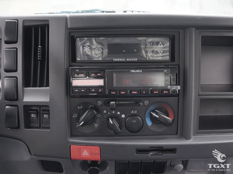 Xe Tải Isuzu QMR77HE5A 1.9 Tấn Thùng Kín Bửng Nâng