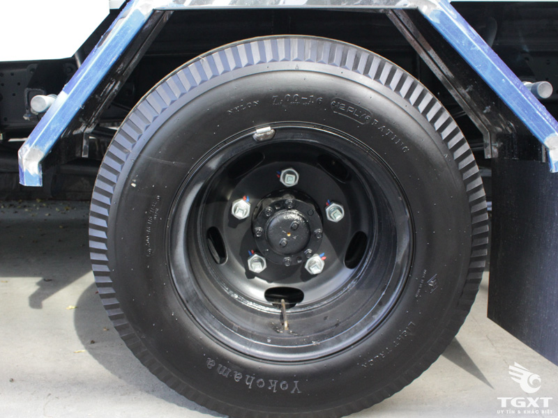 Xe Tải Fuso Canter 4.7LW 1.9 Tấn Thùng Bạt