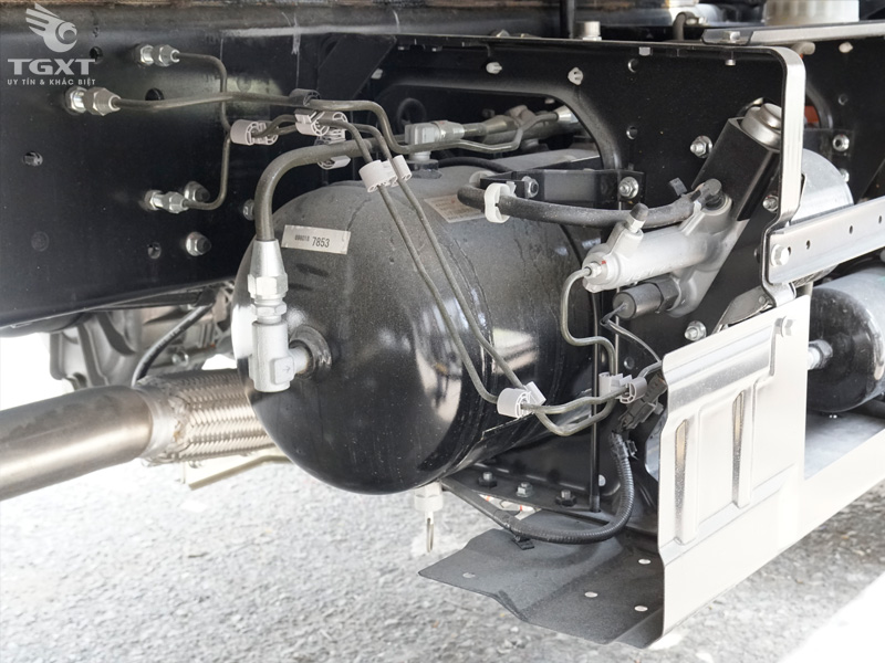 Xe Tải Isuzu FRR90N 4T2 Gắn Cẩu Unic 3 Tấn 6 Khúc