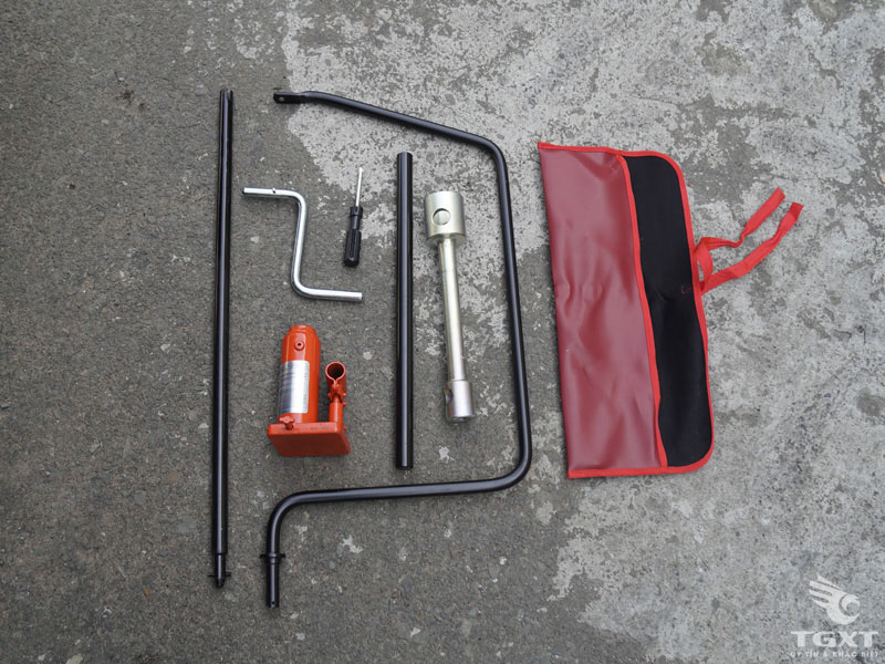 Xe Tải Isuzu 1T5 Thùng Kín Bửng Nâng - QKR230