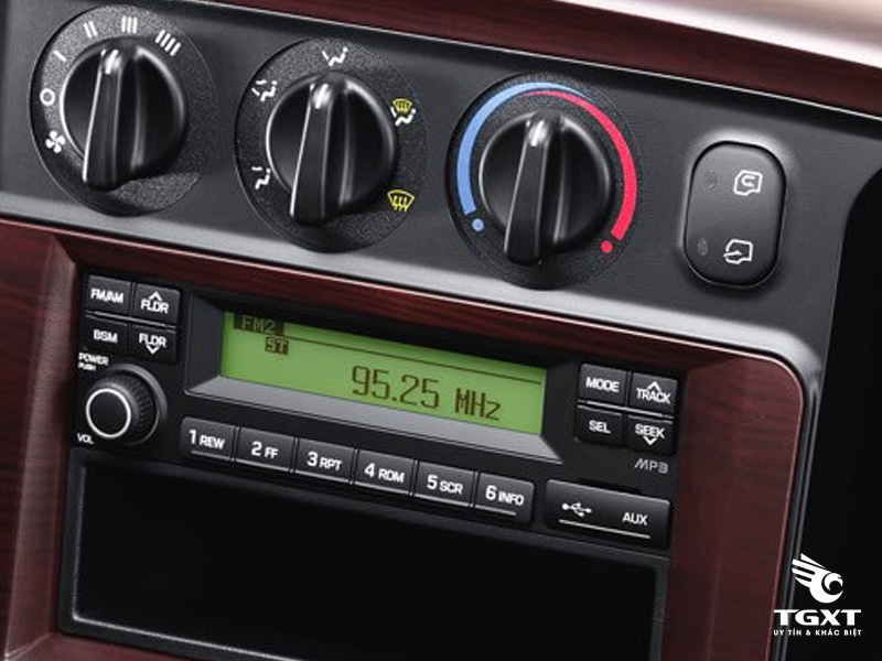 Xe Tải Hyundai New Mighty N250SL gắn cẩu Unic URV233