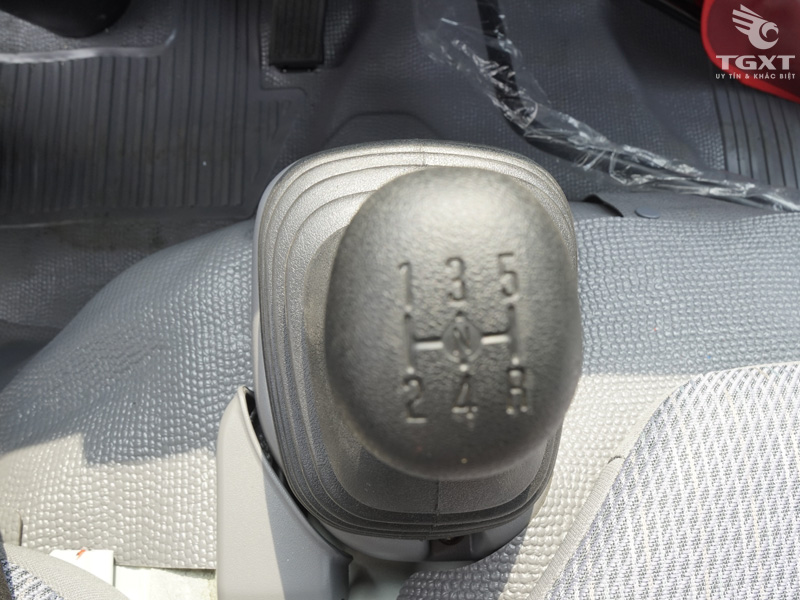 Xe Tải Isuzu 1T5 Thùng Kín Bửng Nâng - QKR230