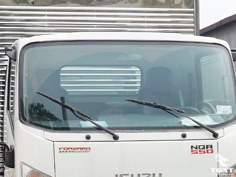 Xe Tải Isuzu NQR75ME5 5 Tấn Chở Pallet Chứa Cấu Kiện Điện Tử