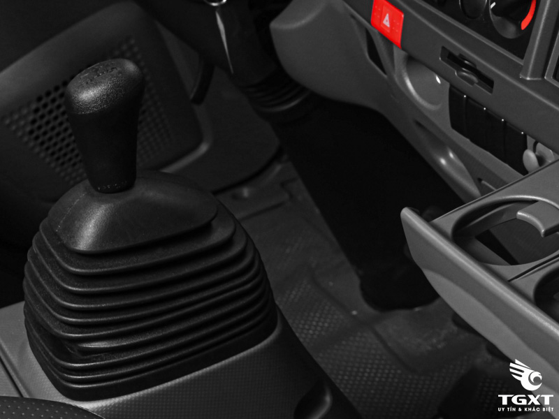 Xe Tải Isuzu QLR77FE5 1.9 Tấn Thùng Đông Lạnh