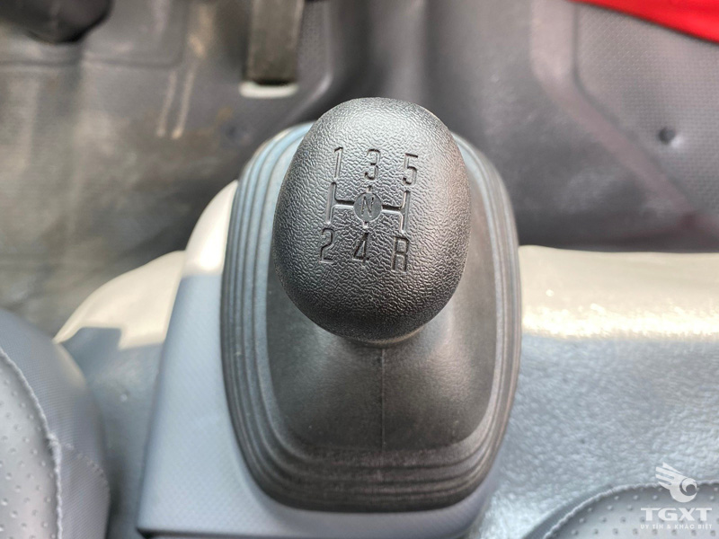 Xe Tải Isuzu QMR77HE5 2.5 Tấn Thùng Kín