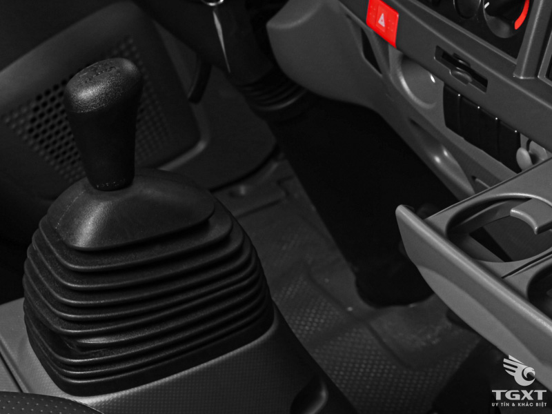 Xe Tải Isuzu QMR77HE5A 2.3 Tấn Thùng Lửng