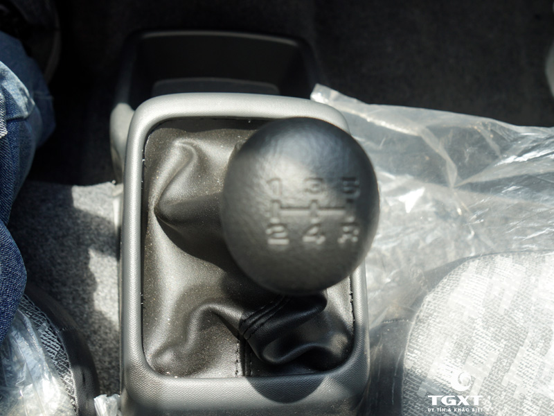 Xe Tải Suzuki Carry Pro 750Kg Thùng Kín Cánh Dơi