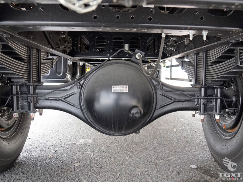 Xe Tải Isuzu FRR90N 4T2 Gắn Cẩu Unic 3 Tấn 6 Khúc