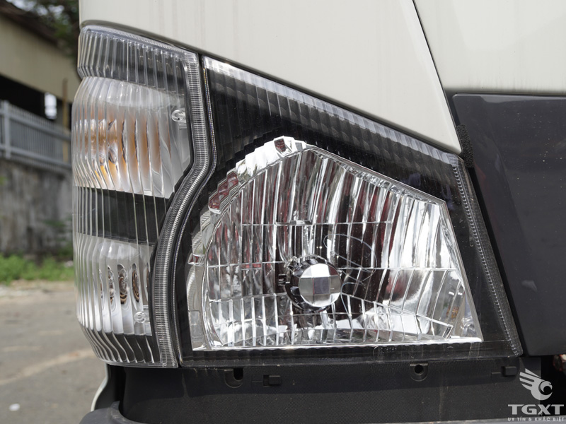 Xe Tải Isuzu 1T5 Thùng Kín Bửng Nâng - QKR230