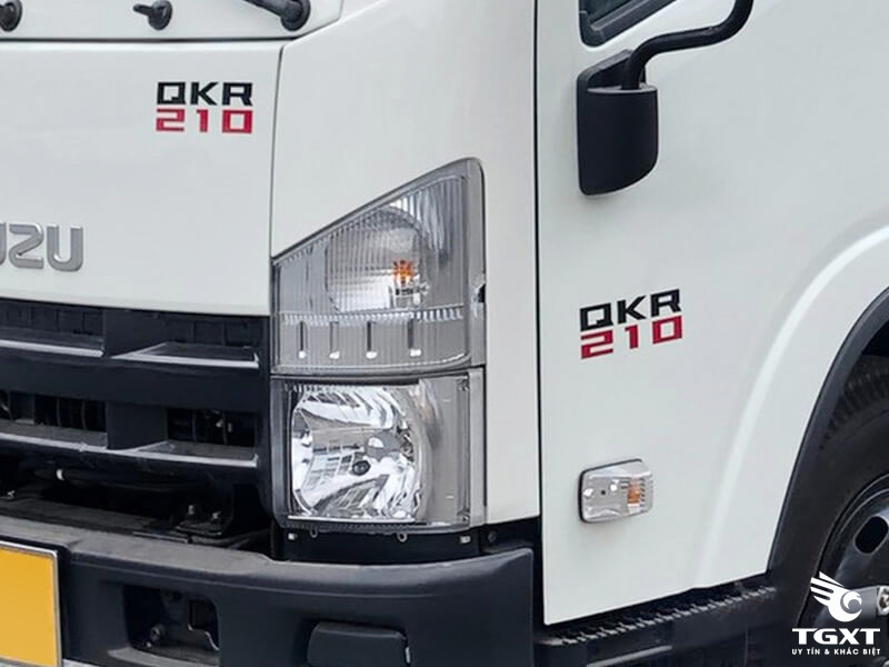Xe Tải Isuzu QMR77HE5A 1.9 Tấn Thùng Kín