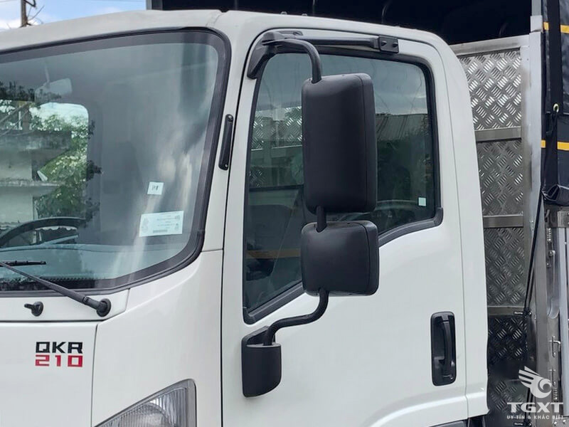 Xe Tải Isuzu QMR77HE5A 2.3 Tấn Thùng Bạt