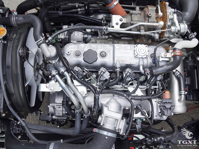 Xe Tải Isuzu QMR77HE5A 1.9 Tấn Thùng Kín