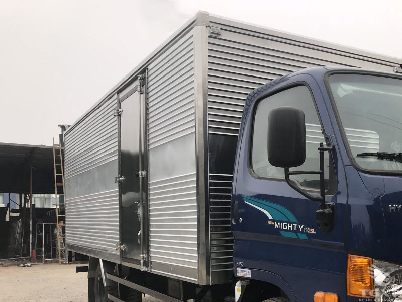 Xe Tải Hyundai Mighty W11SL 7 Tấn Thùng Kín