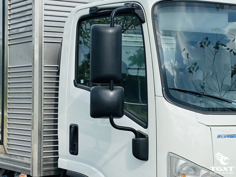 Xe Tải Isuzu QLR77FE5 2.3 Tấn Thùng Kín