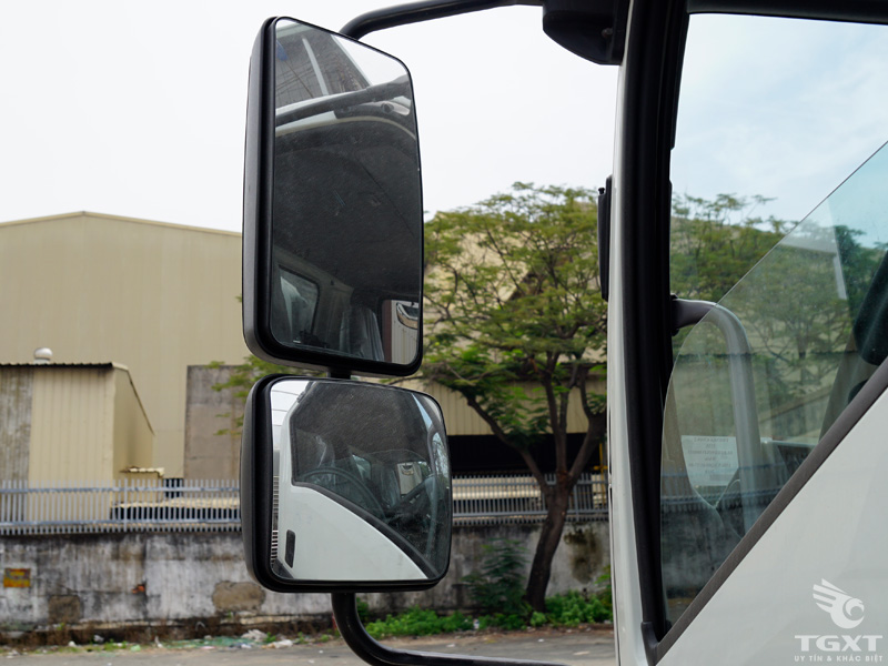 Xe Tải Isuzu 7T7 FVR34S Gắn Cẩu Gấp Ferrari 2 Tấn