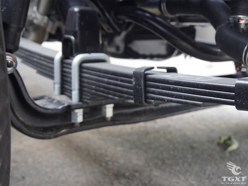 Xe Tải Isuzu 1T5 Thùng Kín Bửng Nâng - QKR230