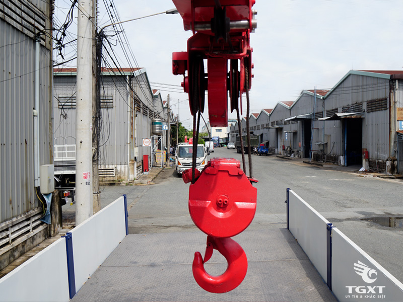 Xe Tải Hino FL8JT7A 13 Tấn Gắn Cẩu Unic URV554