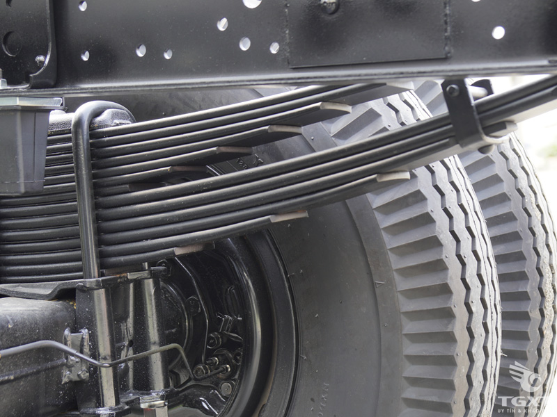 Xe Tải Isuzu NQR75L 3T5 Gắn Cẩu Unic 3 Tấn URV340