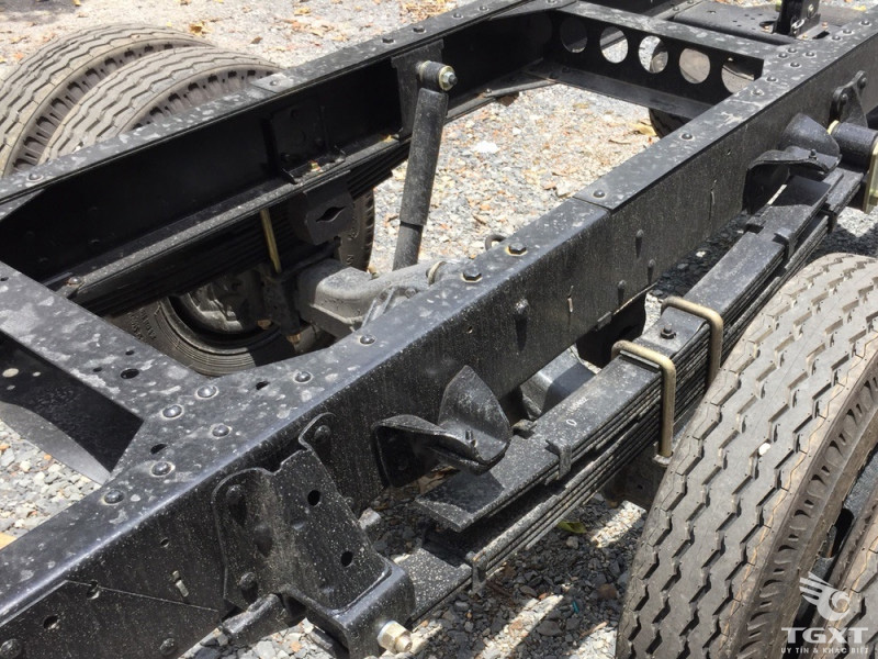 Xe Tải Isuzu Vĩnh Phát NK490 2.4 Tấn Thùng Kín