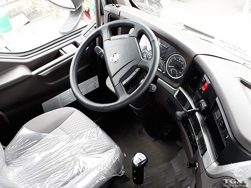 Xe Tải Chenglong LZ1310 Thùng Bạt 18 Tấn Cabin H7