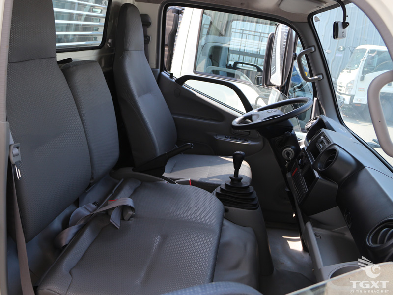 noi-that-xe-tai-Hino-4T5-thung-dong-lanh-XZU730L-h2