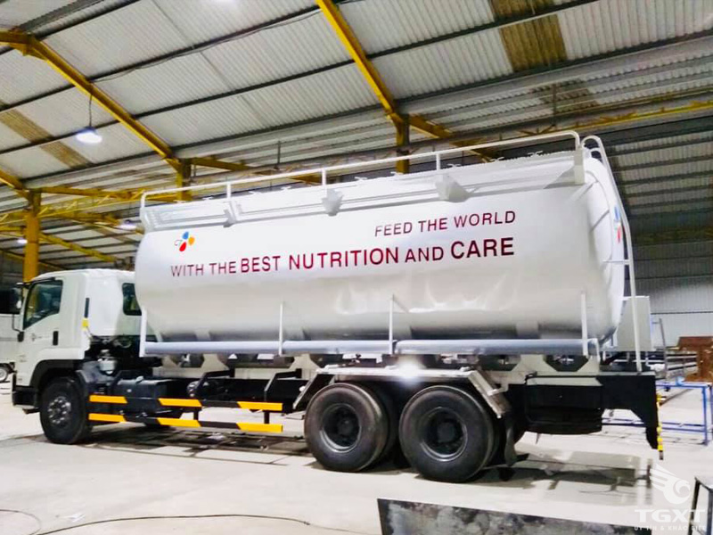 Xe Bồn Isuzu 3 Chân Chở Thức Ăn Gia Súc 26 Khối