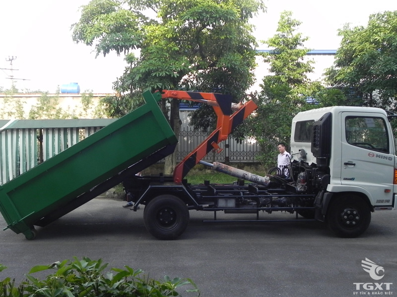 xe-cho-rac-Hino-FG-thung-roi-15-khoih1