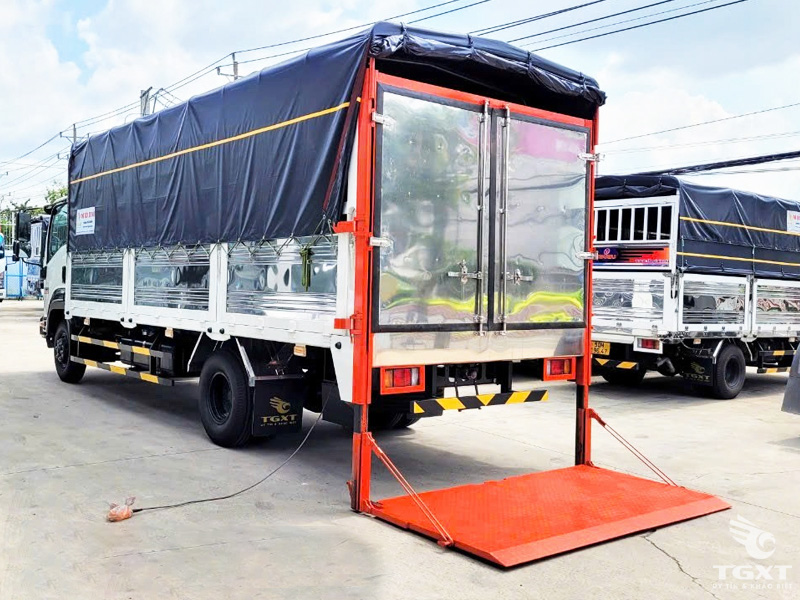 Xe Tải Isuzu FRR90NE5 6 Tấn Thùng Bạt Bửng Nâng