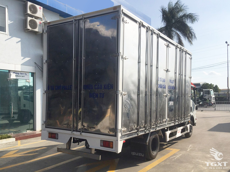 Xe Tải Isuzu NPR85KE5 3.5 Tấn Chở Pallet Chứa Cấu Kiện Điện Tử