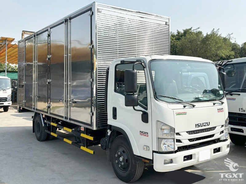 Xe Tải Isuzu NQR75ME5 5 Tấn Chở Pallet Chứa Cấu Kiện Điện Tử