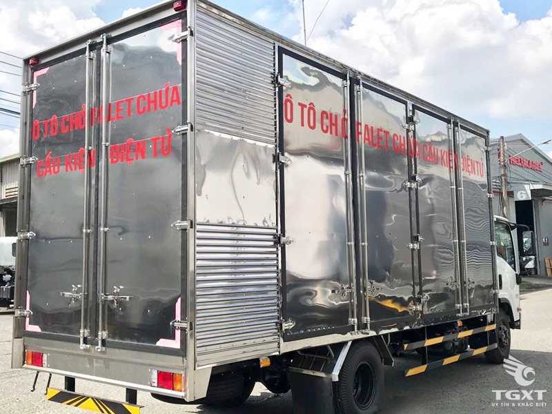 Xe Tải Isuzu NQR75ME5 5 Tấn Chở Pallet Chứa Cấu Kiện Điện Tử