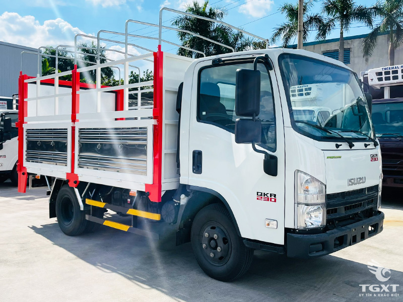Xe Tải Isuzu QLR77FE5 1.9 Tấn Thùng Bạt Bửng Nâng