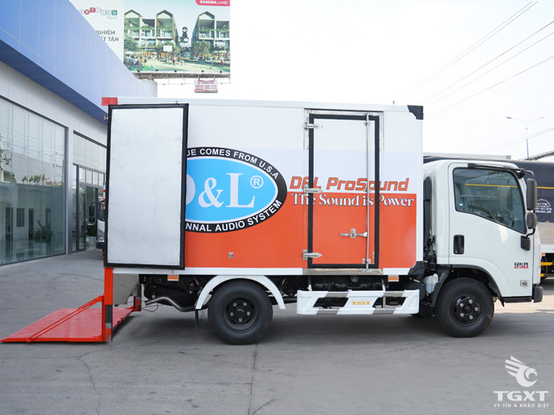 Xe Tải Isuzu QLR77FE5 1.9 Tấn Thùng Kín Bửng Nâng