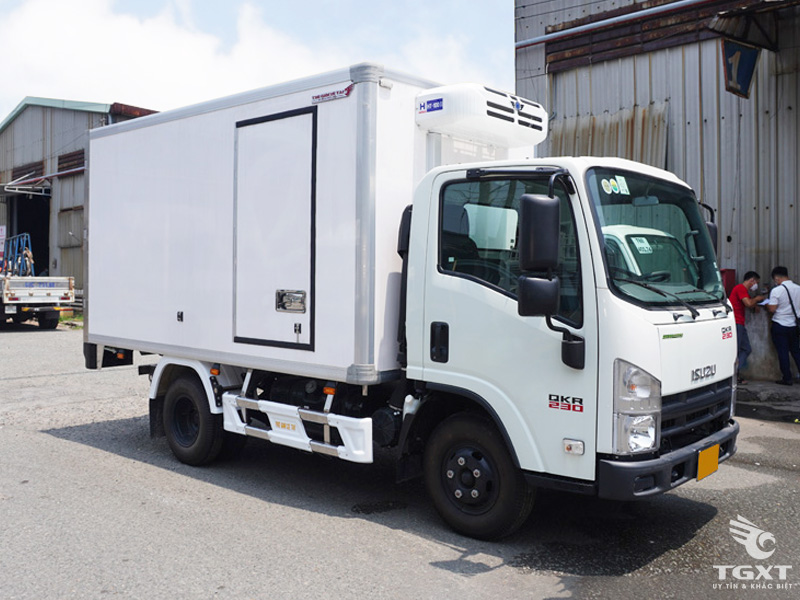 Xe Tải Isuzu QLR77FE5 1.9 Tấn Thùng Đông Lạnh