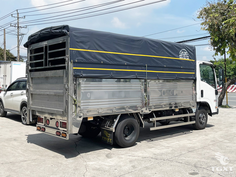Xe Tải Isuzu QMR77HE5 2.4 Tấn Thùng Bạt Bửng Nâng