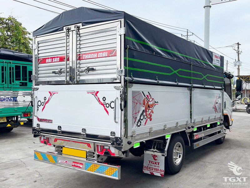 Xe Tải Isuzu QMR77HE5 2.5 Tấn Thùng Bạt