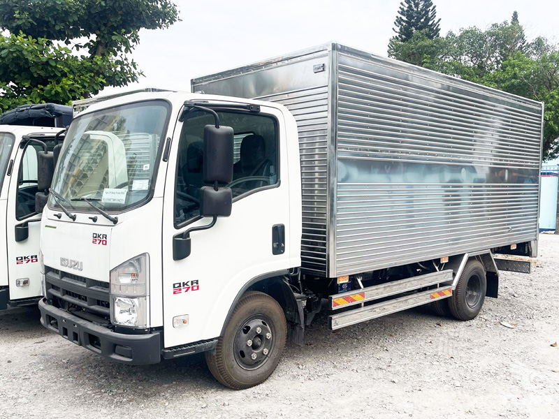 Xe Tải Isuzu QMR77HE5 2.8 Tấn Thùng Kín