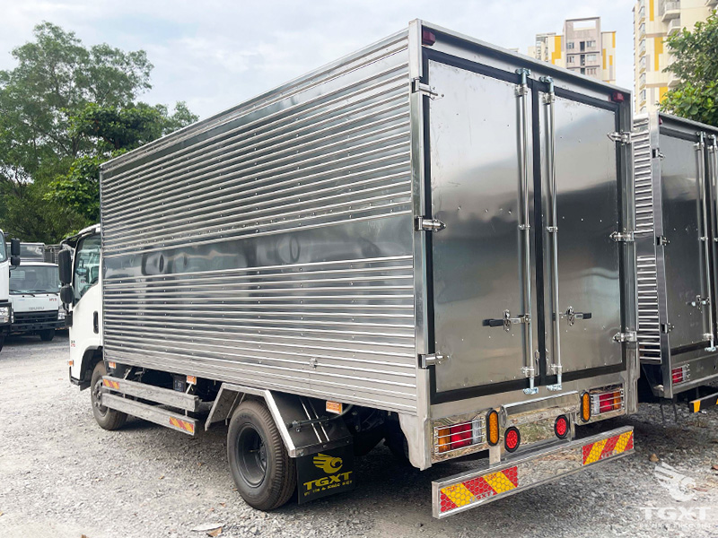 Xe Tải Isuzu QMR77HE5 2.8 Tấn Thùng Kín