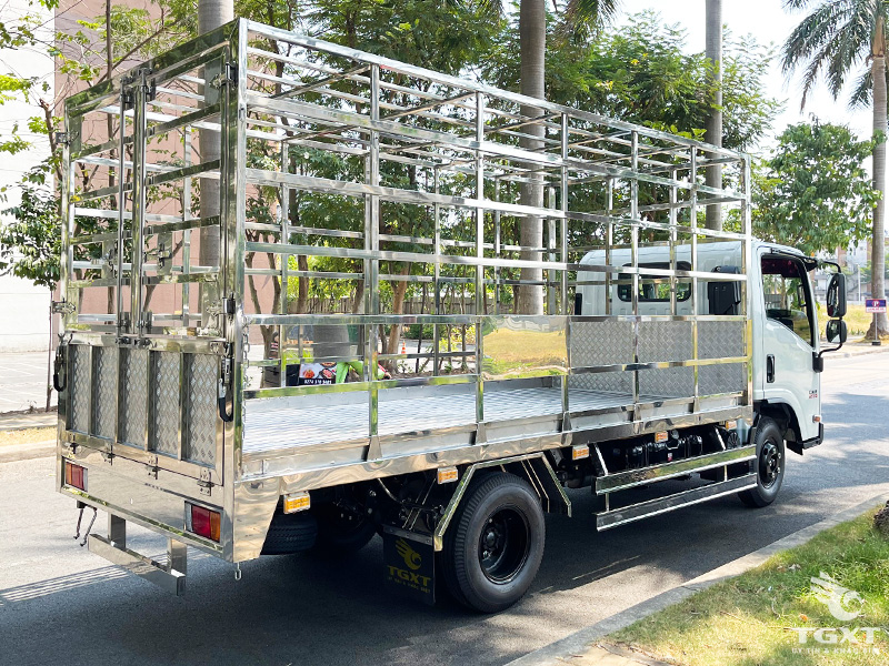 Xe Tải Isuzu QMR77HE5A 1.7 Tấn Thùng Chở Gia Cầm