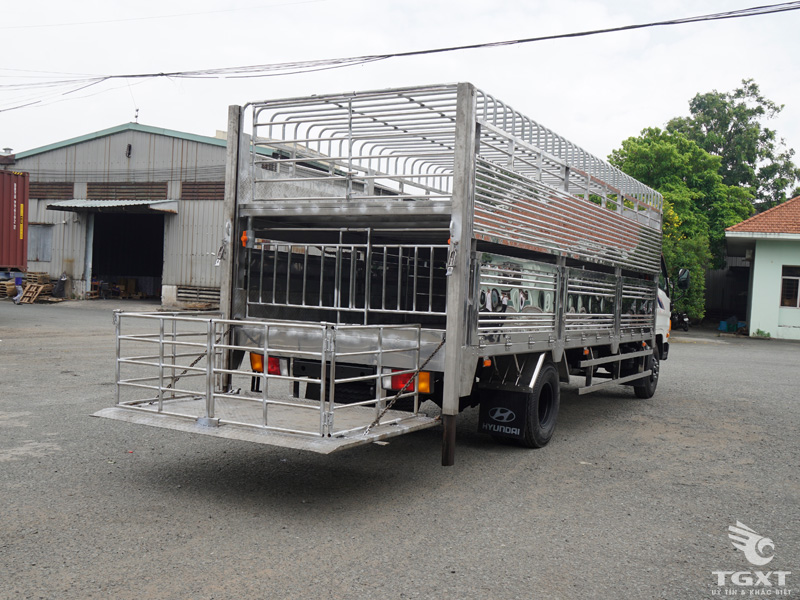 Xe Tải Hyundai HD120SL 8 Tấn Chở Gia Súc