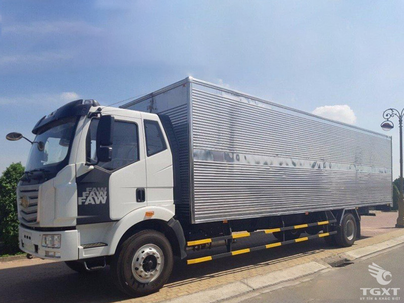 Xe Tải Faw 5.9 Tấn Chở Pallet Chứa Cấu Kiện Điện Tử