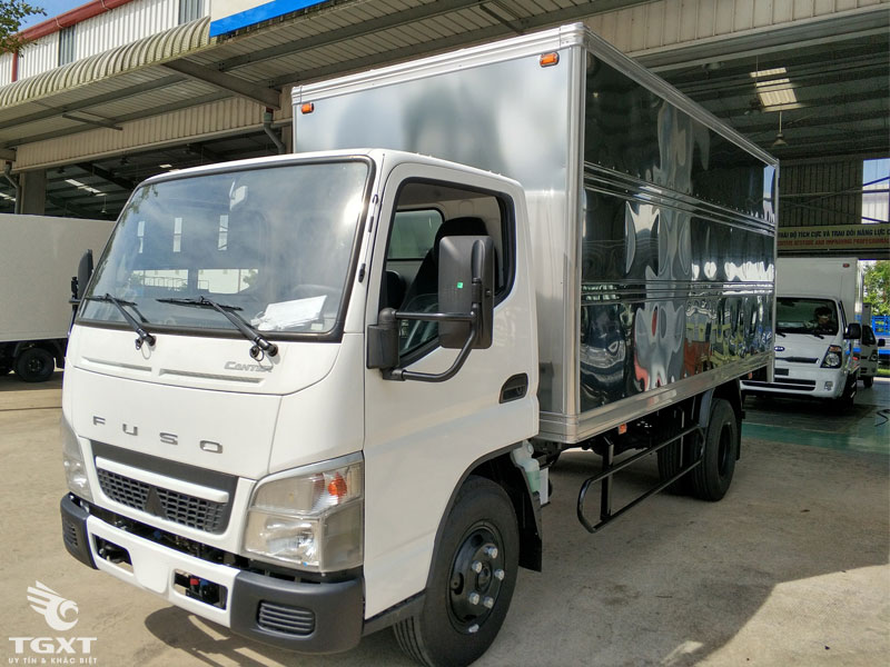 Xe Tải Fuso Canter 4.99 1.9 Tấn Thùng Kín