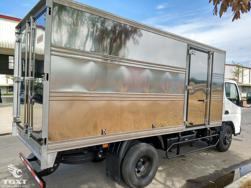 Xe Tải Fuso Canter 4.99 1.9 Tấn Thùng Kín