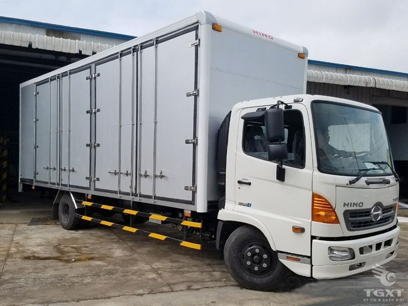 Xe Tải Hino FC9JNTC 5T2 Chở Pallet Chứa Cấu Kiện Điện Tử