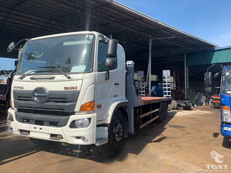 Xe Tải Hino FM 14 Tấn Nâng Đầu Chở Máy Công Trình