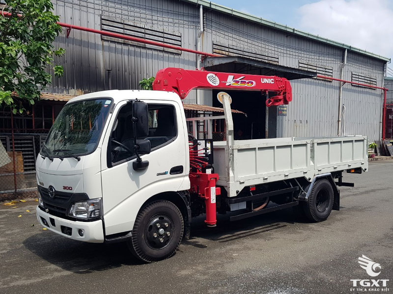 Xe Tải Hino 1T2 XZU650 Gắn Cẩu Unic 2 Tấn 3 Khúc URV233